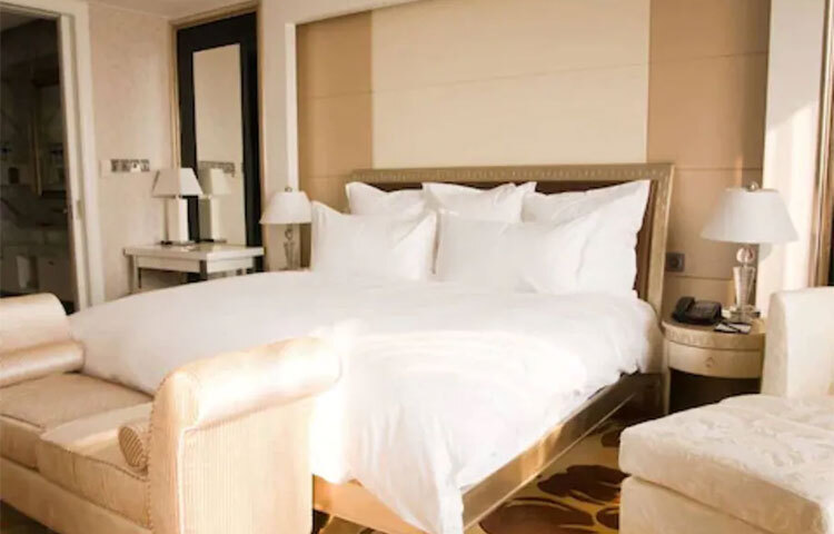 হোটেলের বিছানার চাদর, পর্দাও অনেক সময়ই নোংরা হয়। চেক ইন করার সময় সে বিষয়েও খেয়াল রাখবেন। ছবি: সংগৃহীত