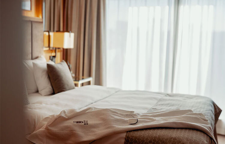 এছাড়ও ওই নারী জানিয়েছেন হোটেলের ছাদ, ব্যালকনি বা জানলার সামনে দাঁড়ানোর সময়ে সাবধানে থাকতে হবে কোনো ঝুঁকি যাতে না হয় সেই বিষয়ে খেয়াল রাখতে হবে। ছবি: সংগৃহীত