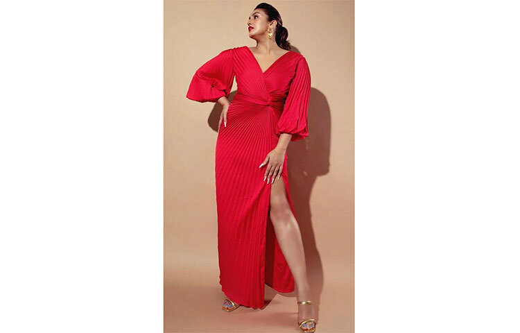 রক্তবর্ণের কুঁচি দেওয়া পোশাকে উষ্ণতার ছড়ালেন হুমা। ছবি: সংগৃহীত