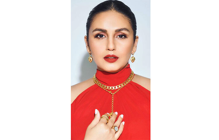 শোল্ডার স্টাইল পোশাকের সঙ্গে সোনার অলঙ্কারে তিনি অনন্যা। ছবি: সংগৃহীত