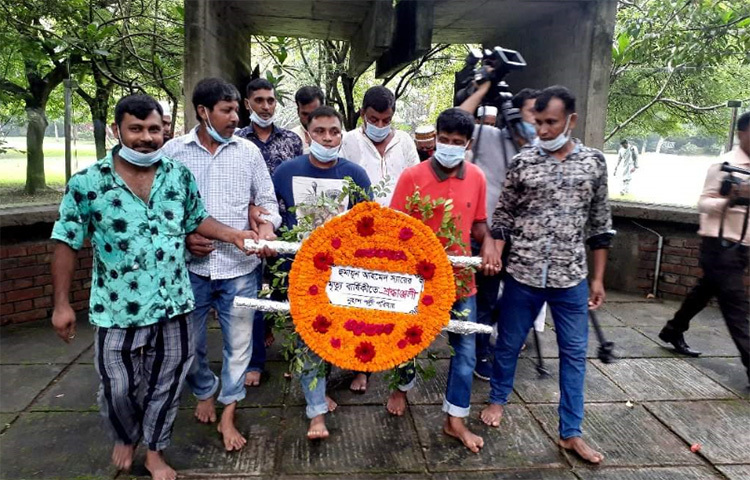 নুহাশপল্লী পরিবার হুমায়ূন আহমেদের মৃত্যুদিবসে ফুলেল শ্রদ্ধা জানায়। ছবি: মো. আমিনুল ইসলাম