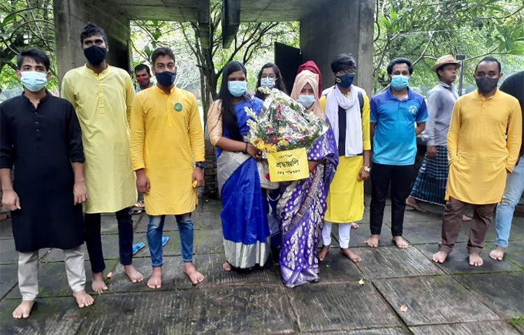 শ্রদ্ধা ও ভালোবাসা জানাতে আসেন হুমায়ূন ভক্তরা। ছবি: মো. আমিনুল ইসলাম