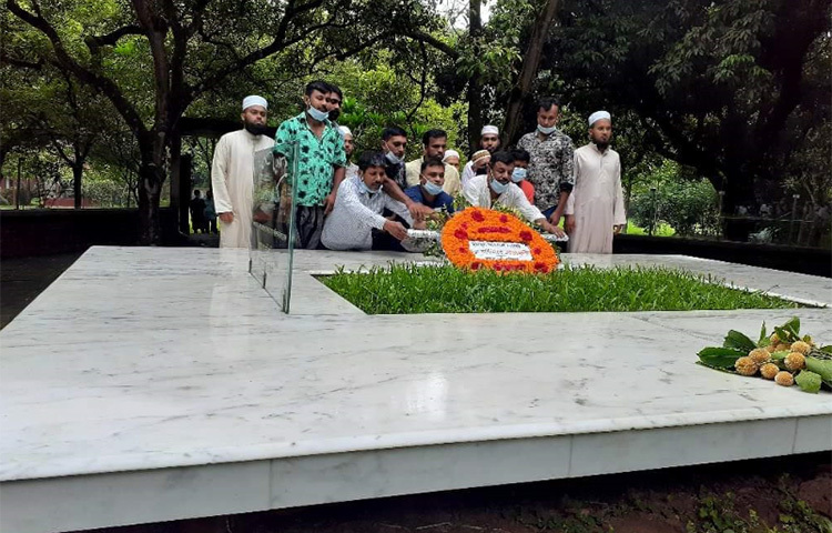 করোনা সংক্রমণের কারণে হুমায়ুন আহমেদের সমাধিতে শ্রদ্ধা জানাতে ভক্তদের আগমণ সীমিত করা হয়েছে। ছবি: মো. আমিনুল ইসলাম