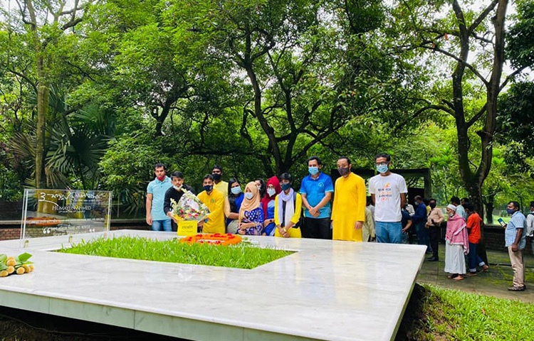 সকালে নুহাশপল্লীর কর্মকর্তা, কর্মচারী, স্থানীয় মাদ্রাসার ইমাম, হিমু পরিবহনের সদস্যদের নিয়ে হুমায়ুন আহমেদের কবর জিয়ারত করা হয়। এসময় কোরআন খতম ও লেখকের আত্মার মাগফিরাত কামনায় দোয়া করা হয়। ছবি: মো. আমিনুল ইসলাম