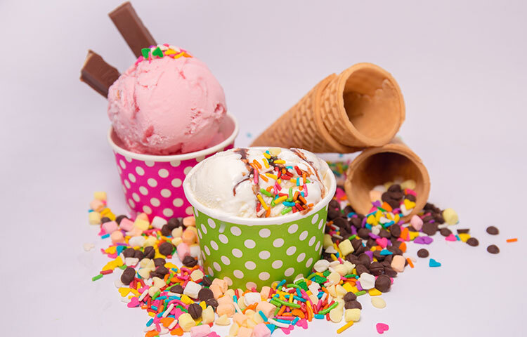 আইসক্রিম বিভিন্ন ভিটামিনের উৎস। আইসক্রিমে ভিটামিন এ, বি-৬, বি-১২, সি, ডি এবং ই থাকে। এমনকী কিছু আইসক্রিমে ভিটামিন কে-ও থাকে। রক্ত জমাট বাঁধা থেকে ভিটামিন কে শরীরকে বাঁচায়। এছাড়াও বিভিন্ন আইসক্রিমে থিমাইন এবং রিবোফ্লেভিন থাকে। ছবি: সংগৃহীত