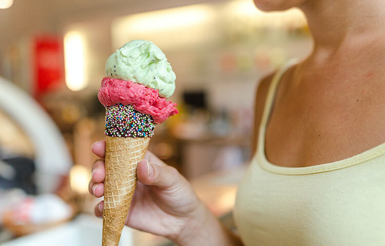 আইসক্রিমে দুধের পরিমাণ বেশি থাকে। দুধে এল-ট্রিপটোফেন থাকে যা পুরো নার্ভাস সিস্টেমকেই শান্ত রাখতে পারে। ফলে মেজাজও ভালো থাকে। ছবি: সংগৃহীত