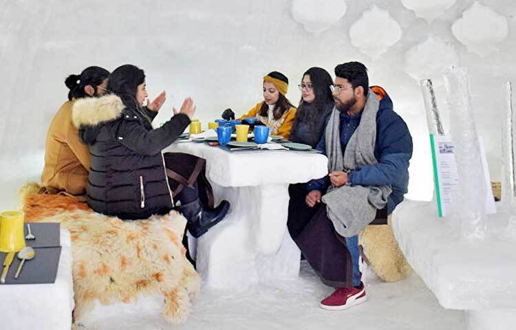 এর ভিতরে বসে সুস্বাদু গরম খাবার উপভোগ করতে পারবেন পর্যটকেরা। তবে অনেকেরই মনে প্রশ্ন আসতে পারে এর ভিতরে আরও ঠান্ডায় কাবু হয়ে যাবেন না তো পর্যটকেরা? উত্তরে বলতে হবে অবশ্যই না। কারণ, বরফ তাপ প্রতিরোধের কাজ করে। তাই বরং বাইরের অত্যধিক ঠান্ডা হাওয়া ভিতরে ঢুকতে পারে না। বাইরের থেকে ভিতরটা অনেক বেশি মনোরম। ছবি: সংগৃহীত