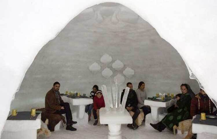যা পুরোটাই বরফ দিয়েই তৈরি। রেস্তোরাঁয় যা যা সুবিধা পেয়ে থাকেন, এই ইগলু রেস্তোরাঁতেও সে সমস্ত সুবিধাই পাবেন আপনিও। ছবি: সংগৃহীত