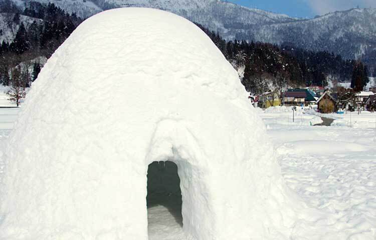 ভিতরে চেয়ার, টেবিল সমস্তই শুধু বরফ দিয়ে তৈরি। হাওয়া চলাচলের জন্য দেয়ালে বরফ কেটে ছোট ছোট জানলা বানানো হয়েছে। ছবি: সংগৃহীত