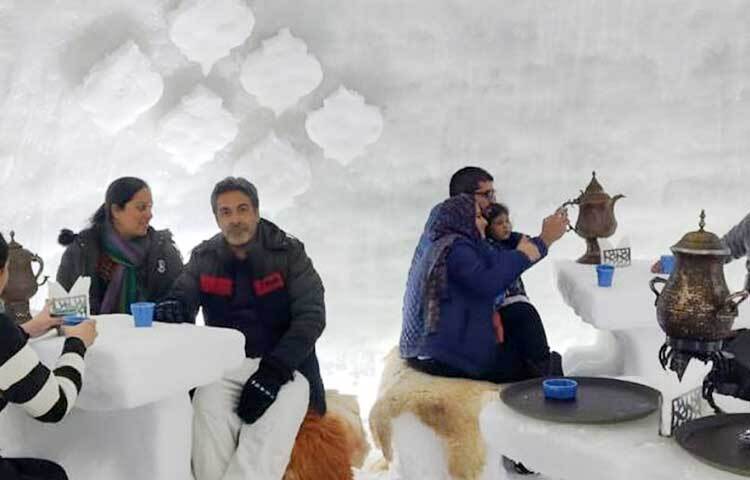 ইগলুর ভিতরে মোট ৪টি টেবিল রয়েছে। যাতে ১৬ জনের বসার ব্যবস্থা করা সম্ভব। ভিতর থেকে কাফেটি চওড়ায় ২২ ফুট এবং এর উচ্চতা সাড়ে ১২ ফুট এবং বাইরে থেকে এর উচ্চতা ১৫ ফুট এবং চওড়া ২৬ ফুট। ছবি: সংগৃহীত