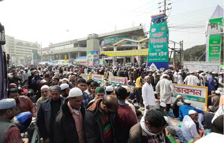 কনকনে শীত উপেক্ষা করে ধর্মপ্রাণ মুসল্লিরা সকাল থেকেই ছুটছেন তাবলিগের সবচেয়ে বড় জমায়েত বিশ্ব ইজতেমার উদ্দেশে। ছবি: বিপ্লব দিক্ষিৎ