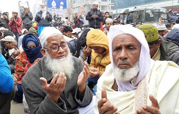 ইহকালে শান্তি, পরকালে মাগফেরাত এবং বিশ্ব মুসলিম উম্মাহর সুখ-শান্তি ও সমৃদ্ধি কামনা করে আখেরি মোনাজাতের মধ্যে দিয়ে শেষ হলো ৫৫তম বিশ্ব ইজতেমার প্রথম পর্ব। ছবি: বিপ্লব দিক্ষিৎ