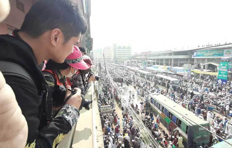 মমিনুল ইসলাম নামে এক মুসল্লি জানান, সওয়াবের আশায় জুমার নামাজে শরিক হতে তিনি ছুটছেন ইজতেমা ময়দানে। নামাজ শেষে দেশ-বিদেশের বরেণ্য আলেম ওলামাদের বয়ান শুনবেন। আমল-আকিদার শিক্ষা নেবেন। ছবি: বিপ্লব দিক্ষিৎ