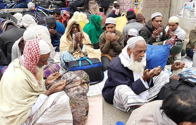 রোববার (১২ জানুয়ারি) বেলা ১১টা ৮ মিনিট থেকে ১১টা ৪৬ মিনিট পর্যন্ত চলা এই আখেরি মোনাজাতে লাখো মুসল্লি অংশ নেন। ছবি: বিপ্লব দিক্ষিৎ