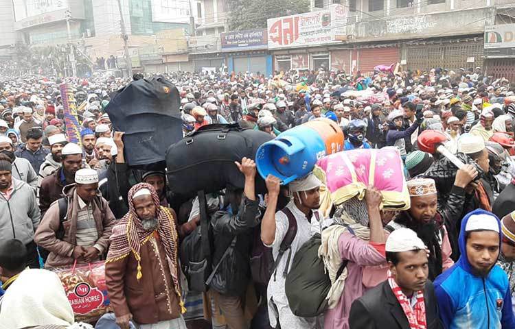 মোনাজাত পরিচালনা করেন বাংলাদেশের তাবলিগের প্রধান মারকাজ কাকরাইলের মুরব্বি হাফেজ মাওলানা জোবায়ের আহমদ। মোনাজাতে লাখ লাখ মুসল্লির ‘আমিন আমিন’ ধ্বনিতে পুরো টঙ্গী প্রকম্পিত হয়ে ওঠে। ছবি: বিপ্লব দিক্ষিৎ