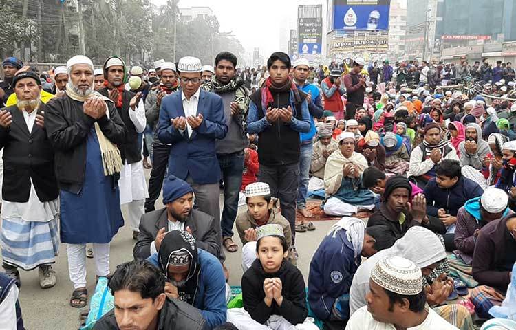 এর আগে রোববার বাদ ফজর ইজতেমা ময়দানে মুসল্লিদের উদ্দেশ্যে হেদায়েতি বয়ান পেশ করেন পাকিস্তানের মাওলানা জিয়াউল হক। আখেরি মোনাজাতের আগে বিশেষ বয়ান করেন ভারতের মাওলানা ইবরাহিম দেওলা। ছবি: বিপ্লব দিক্ষিৎ