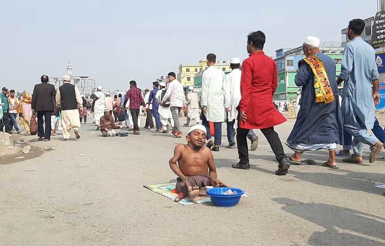 সড়কে শুধু মানুষ আর মানুষ। তুরাগ তীরে যাওয়ার সড়কে বন্ধ করে দেয়া হয়েছে যান চলাচল। সড়কজুড়ে দ্রুত গতিতে হেঁটে চলতে দেখা যায় মুসল্লিদের। ছবি: বিপ্লব দিক্ষিৎ