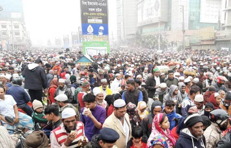 এদিকে আখেরি মোনাজাতে অংশ নিতে সকাল থেকে রাজধানী ঢাকা, গাজীপুরসহ আশপাশের এলাকা থেকে লাখ লাখ মানুষ স্রোতের মতো ছুটে আসেন ইজতেমা ময়দানে। ছবি: বিপ্লব দিক্ষিৎ