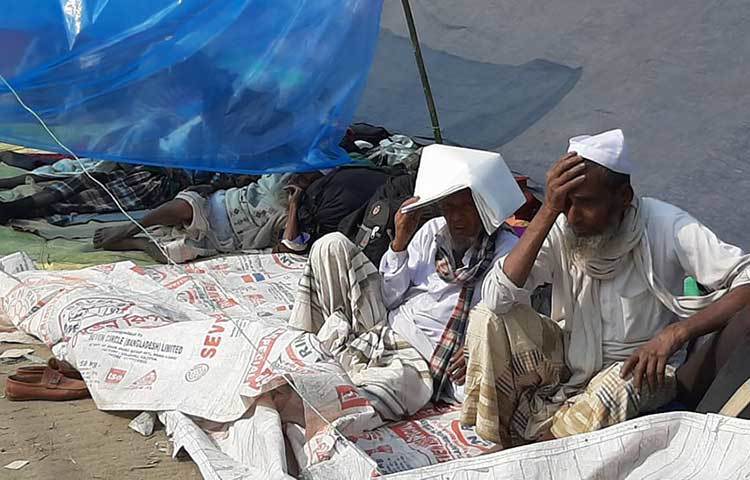 ট্রাফিক পুলিশ সূত্রে জানা গেছে, জুমার নামাজের পর দুই সড়কেই ফের চালু হবে যান চলাচল। মুসল্লিদের ঢল সামলাতে থানা পুলিশের সঙ্গে কাজ করছে ট্রাফিক বিভাগের সদস্যরাও। ছবি: বিপ্লব দিক্ষিৎ