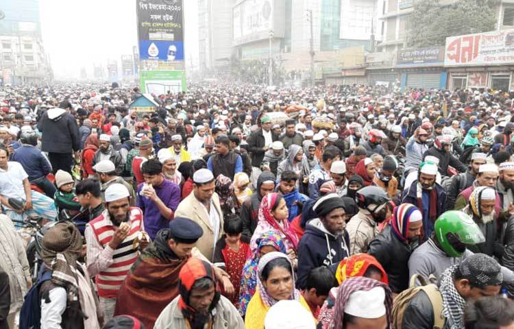 সকালে দিক-নির্দেশনামূলক বয়ানের পর লাখ লাখ মানুষের প্রতীক্ষার অবসান ঘটে বেলা ১১টা ৮ মিনিটে। জনসমুদ্রে হঠাৎ নেমে আসে পিনপতন নীরবতা। যে যেখানে ছিলেন সেখানে দাঁড়িয়ে কিংবা বসে হাত তোলেন আল্লাহর দরবারে। কান্নায় বুক ভাসান তারা। ছবি: বিপ্লব দিক্ষিৎ