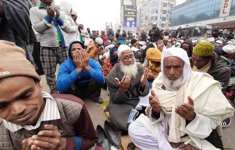 বিশেষ তাৎপর্যপূর্ণ এ আখেরি মোনাজাতে আত্মশুদ্ধি ও নিজ নিজ গুনাহ মাফের পাশাপাশি দুনিয়ার সব বালা-মুসিবত থেকে হেফাজত করার জন্য দুই হাত তুলে মহান আল্লাহ রাব্বুল আলামীনের দরবারে রহমত প্রার্থনা করেন মুসল্লিরা। ছবি: বিপ্লব দিক্ষিৎ