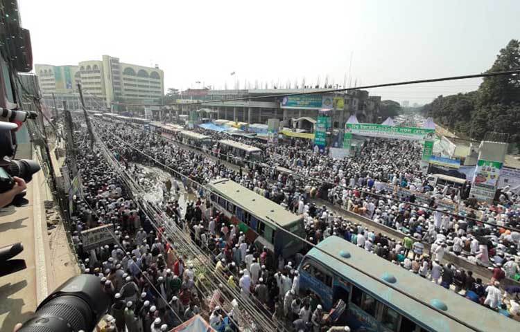 পুলিশের নিজস্ব ১৬টি ওয়াচ টাওয়ারসহ র‌্যাবের নিজস্ব ওয়াচ টাওয়ার থেকে পুরো ইজতেমা পর্যবেক্ষণ করা হচ্ছে। ছবি: বিপ্লব দিক্ষিৎ