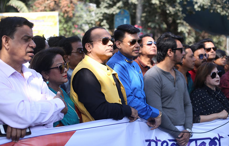 এখানে উপস্থিতে হয়েছে চলচ্চত্রি পরিচালক সমিতির সভাপতি মুশফিকুর রহমান গুলজার, পরিচালক সমিতির মহাসচিব বদিউল আলম খোকন। শিল্পী সমিতির সভাপতি মিশা সওদাগর, শিল্পী সমিতির সাধারণ সম্পাদক জায়েদ খান।