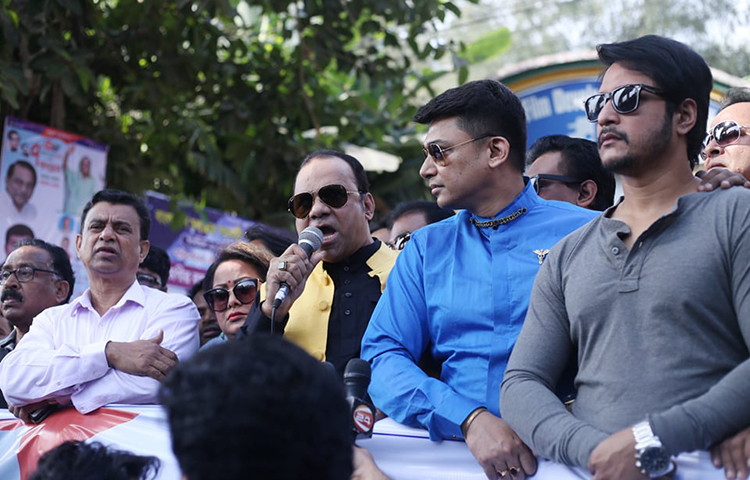 বাংলাদেশ চলচ্চিত্র শিল্পের সব সংগঠনের পক্ষ থেকে চিত্রনায়ক ইলিয়াস কাঞ্চনের প্রতি অসম্মানজনক আচরণের তীব্র নিন্দা ও ঘৃণা জানাচ্ছেন মিশা সওদাগর।’ ছবি: মাহবুব আলম