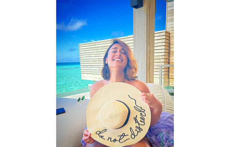 সোশ্যাল মিডিয়ায় ঝড় তুলেছেন ইলিয়ানা। মালদ্বীপে বিকিনি ছেড়ে টুপি দিয়েই নিজেকে ঢেকেছেন নায়িকা। টুপিতে লেখা ডু নট ডিস্টার্ব। তাকে কে ডিস্টার্ব করছেন সে কথা অবশ্য নায়িকা বলেননি। ছবি: সংগৃহীত