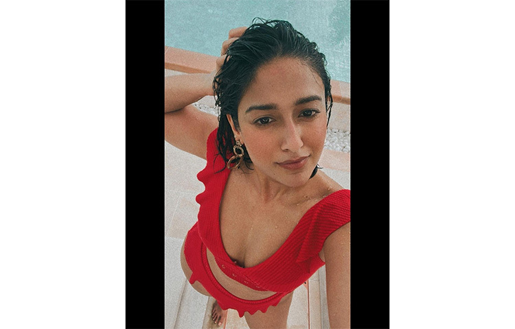 লাল রঙের বিকিনিতে তার সম্মোহনী চাহনি ঝড় তুলেছে নেটদুনিয়ায়। ছবি: সংগৃহীত