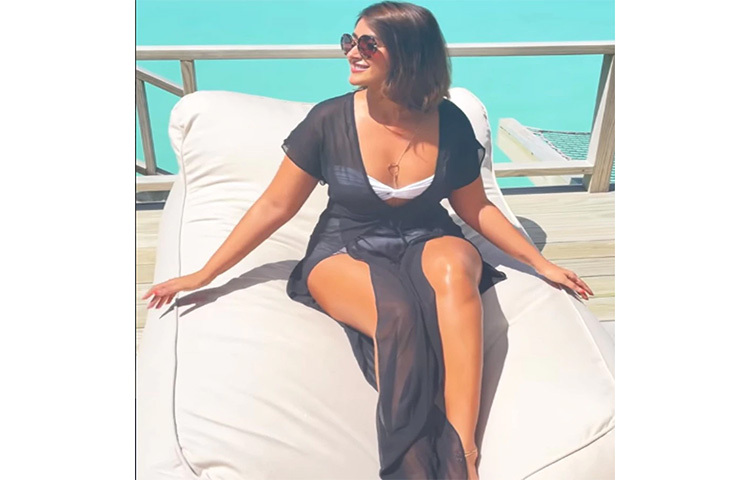 মালদ্বীপে গিয়ে কখনো রিসোর্টে কখনো বিচে সান বাথ নিচ্ছেন ইলিয়ানা। ছবি: সংগৃহীত