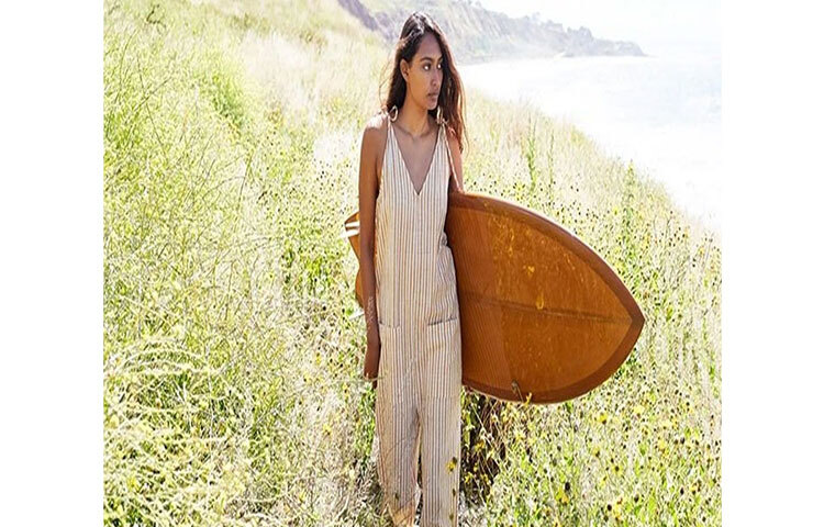 ভারতীয় সারফার ইশিতা মলভিয়া রয়েছেন ২৩ তম স্থানে। সমাজ ও সংস্কৃতির রক্তচক্ষু পেরিয়ে এই পেশায় এসেছেন তিনি। ফোর্বস ৩০ আন্ডার ৩০ তালিকাতেও জায়গা করে নিয়েছিলেন এই স্টার। ছবি: সংগৃহীত