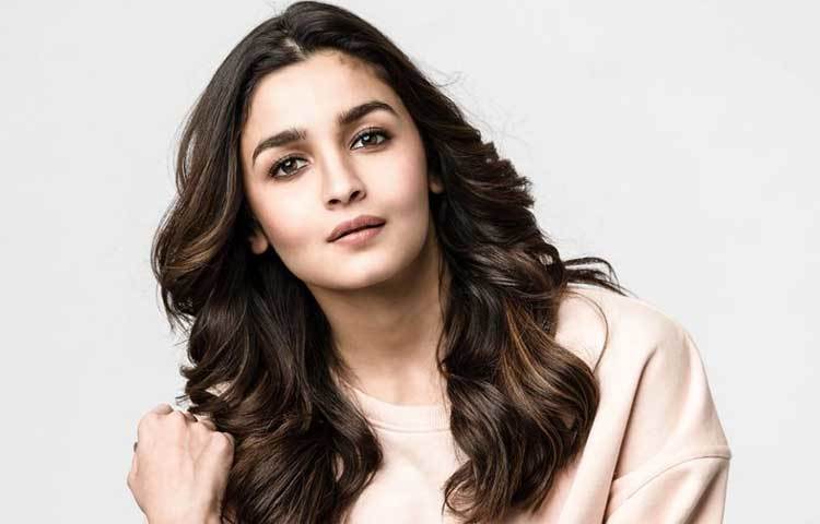 বলিউড তারকা আলিয়া ভাটও ইনস্টাগ্রাম থেকে আয় করেন ১ কোটি টাকা।