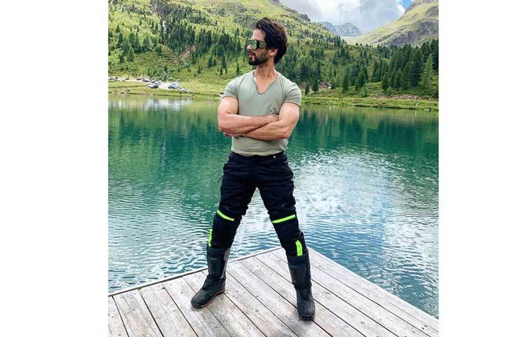 ইনস্টাগ্রাম থেকে শহিদ কাপুরের আয় ২০ থেকে ৩০ লাখ টাকা।