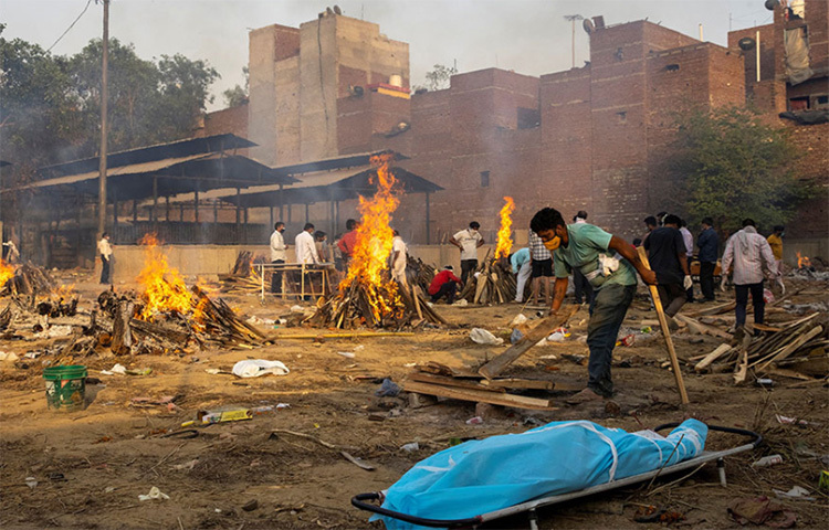 মহামারির তাণ্ডবে শ্মশানে চিতার সারি। দেশের বিভিন্ন প্রান্তে ধরা পড়েছে একই ছবি। দিল্লির এক শ্মশানে চলছে কোভিডে মৃত রোগীর শেষকৃত্যের প্রস্তুতি। ছবি: সংগৃহীত
