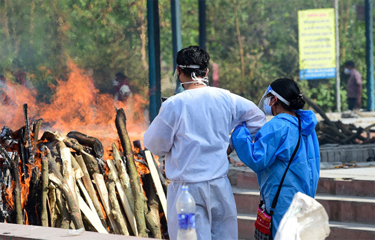 অবিরত চিতা বহ্নিমান নয়ডার শ্মশানেও। মৃত্যুমিছিলের যেন শেষ নেই। ছবি: সংগৃহীত