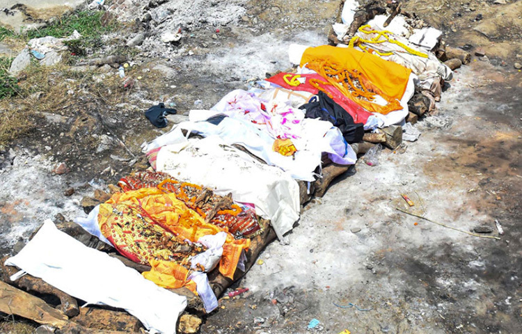 ভারতের রাঁচির স্বর্ণরেখা শ্মশানঘাটে শেষকৃত্যের অপেক্ষায় সারিবদ্ধ নিথর দেহ। শেষ বারের মতো তাদের দেখতেও পারেননি প্রিয়জনরা। ছবি: সংগৃহীত