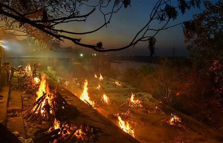 কানপুরের ভৈরবঘাট শ্মশানে জ্বলছে অসংখ্য চিতা। দাহ করা হচ্ছে কোভিডে মৃত রোগীদের দেহ। ছবি: সংগৃহীত