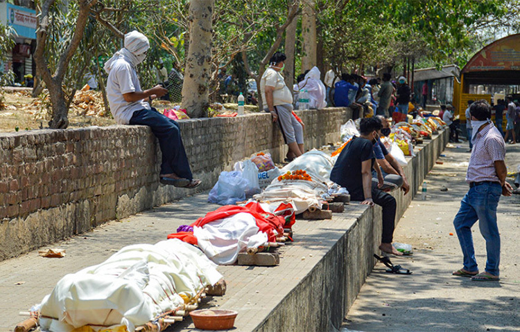 গাজিয়াবাদের হিন্দনঘাট শ্মশানে প্রকাশ্যেই পর পর রাখা আছে দেহগুলো। মহামারির সঙ্গে যুদ্ধে তারা পরাজিত। ছবি: সংগৃহীত