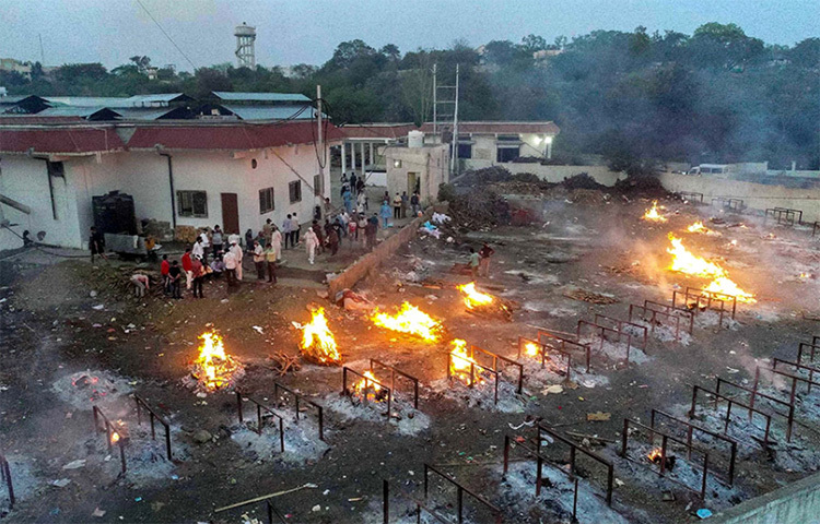 কানপুরের মতো ভোপালের শ্মশানেও জ্বলছে সারিবদ্ধ চিতা। কোভিডে প্রাণ হারানো মানুষের অন্ত্যেষ্টি চলছে। ছবি: সংগৃহীত