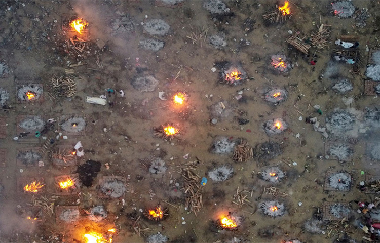 দিল্লির এক শ্মশানঘাটে গণচিতার ব্যবস্থা করা হয়েছে। কোভিডরোগীর দেহ সংখ্যায় বেড়ে যাওয়ায় দেখতে হচ্ছে এই নিদারুণ দৃশ্য। ছবি: সংগৃহীত