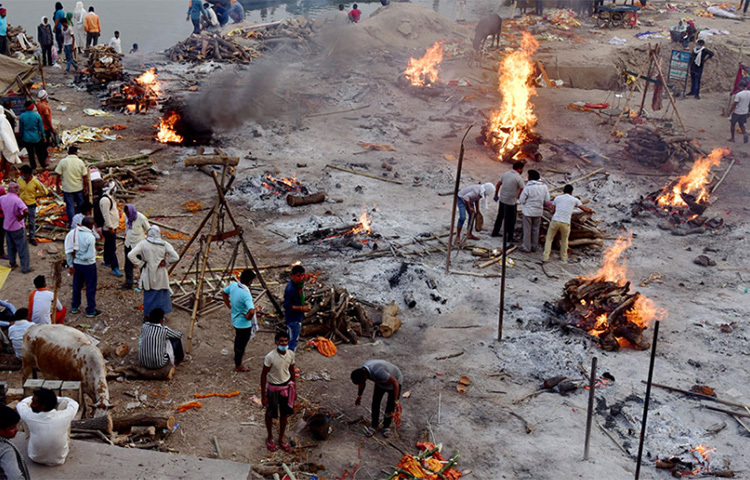বারাণসীর মণিকর্নিকা ঘাটেও একই ছবি। গঙ্গার পারে একের পর এক চিতা জ্বলছে। ছবি: সংগৃহীত