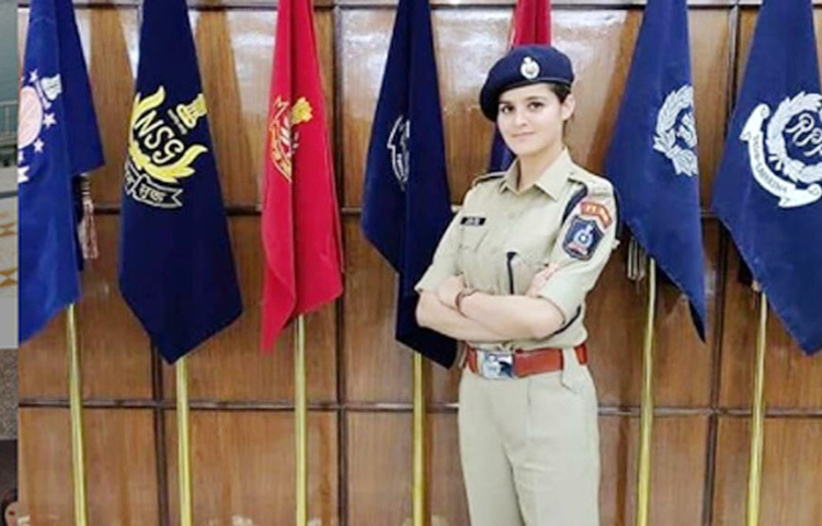 কাজের চাপে বহু দিন ধরেই তাদের ভালবাসার পরিণতিতে বাধা হয়ে দাঁড়াচ্ছিল। তাই নভজোৎ স্বয়ং প্রেমিক তুষারের অফিসে চলে আসেন বিয়ের জন্য। ছবি: সংগৃহীত