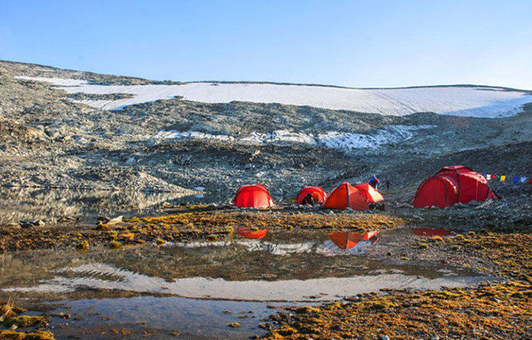 দক্ষিণ নরওয়ের বরফে ঢাকা পাহাড়। এই পাহাড়েই গবেষণার জন্য পৌঁছেছিল প্রত্নতত্ত্ববিদদের একটি দল। কিন্তু তারা যেটা আবিষ্কার করলেন, গবেষণার উদ্দেশ্য সেটা ছিল না।