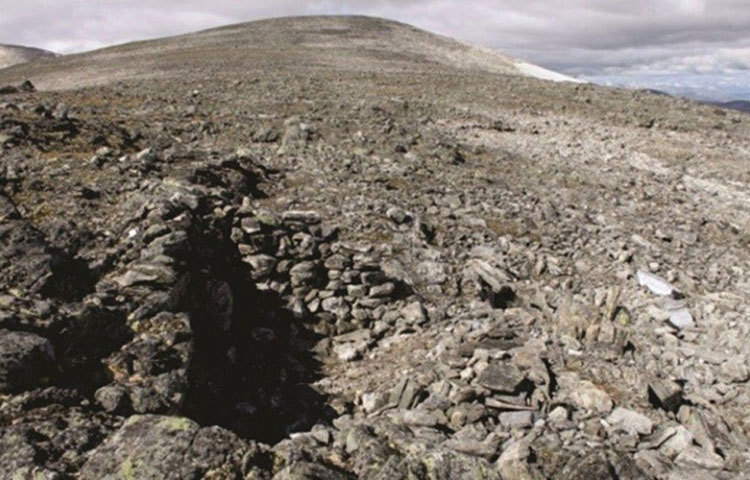 যাতায়াতের পথেই সম্ভবত এই সমস্ত জিনিস ফেলে দিয়েছিলেন তারা। এগুলো ছিল তাদের পরিত্যক্ত জিনিসপত্র। সেগুলোই এত বছর পর উপরে উঠে এসেছে।