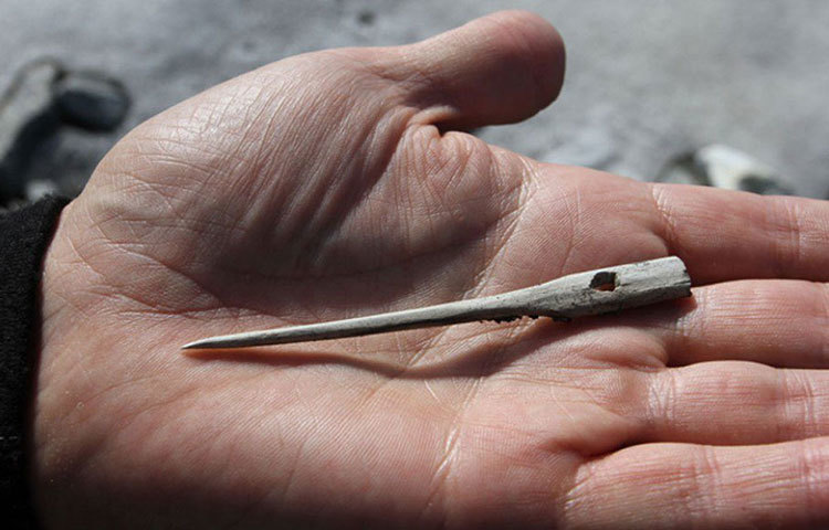 খুঁজে পাওয়া পুরনো জিনিসগুলোর মধ্যে প্রত্নতত্ত্ববিদ পাইলোর সবচেয়ে পছন্দের আবিষ্কার ছোট একটি কাঠের টুকরো। কী কাজে এই কাঠের টুকরো লাগত?