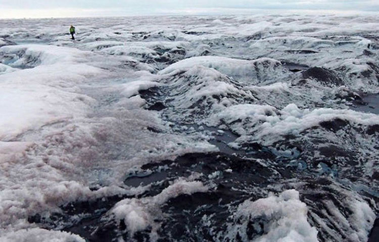তারা খুঁজে পেলেন বরফের তলার চাপা পড়া প্রায় দু’হাজার বছরের পুরনো জনপদ! এই পথ দিয়েই এক সময় মানুষের যাতায়াত ছিল। গত দু’হাজার বছর ধরে বরফের স্তুপের নীচে যা চাপা পড়ে গিয়েছিল।