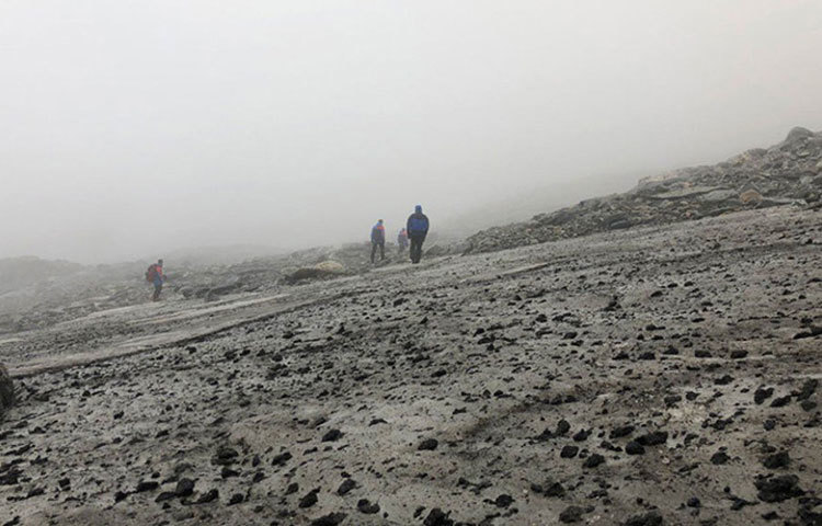 বিস্ময়ের জেরেই চারপাশে খুঁজতে শুরু করেন তারা। এবার ওই জায়গা থেকেই একটি জামার টুকরো খুঁজে পান। উলের তৈরি ছিল জামাটি, যার বয়স অন্তত এক হাজার আটশো বছর।