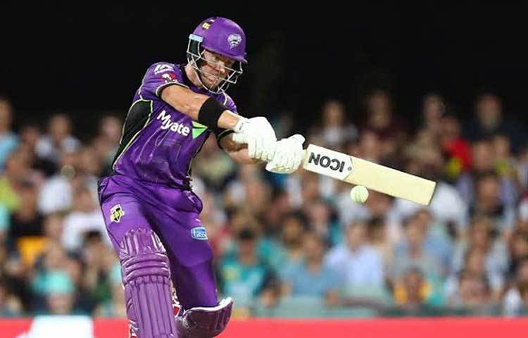 ডি’আর্কি শর্টের আইপিএল নিলামে বেস প্রাইস ছিল এক কোটি টাকা। কিন্তু তাকে নিতে আগ্রহ দেখায়নি কোনো ফ্র্যাঞ্চাইজি। বিগ ব্যাশ লিগে অবশ্য স্বমহিমায় দেখা গিয়েছে অজি অলরাউন্ডারকে। হোবার্ট হারিকেনসের হয়ে সাত ম্যাচে ৪১.৩৩ গড়ে ২৪৮ রান করেছেন তিনি। স্ট্রাইক রেট ১২৮.৪৯। যাতে রয়েছে একটা সেঞ্চুরি ও দুটো হাফ-সেঞ্চুরি।