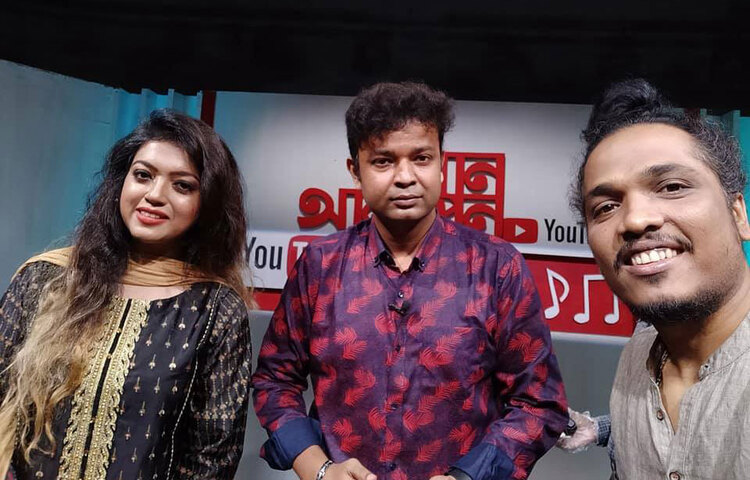 ‘গান আলাপন’ অনুষ্ঠানটি গ্রন্থনা ও উপস্থাপনা করেন ইকবাল খন্দকার। আর প্রযোজনা ও সম্পাদনায় আছেন যথাক্রমে শাহজালাল সরদার শিমুল ও সাজেদুর রহমান রুবেল।